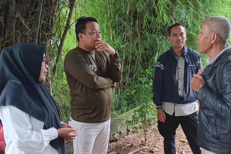 Kasi Ekbang Kelurahan Limo, Rosila tengah memantau lahan yang sudah diajukan ke Disrumkim Depok. (RADAR DEPOK)