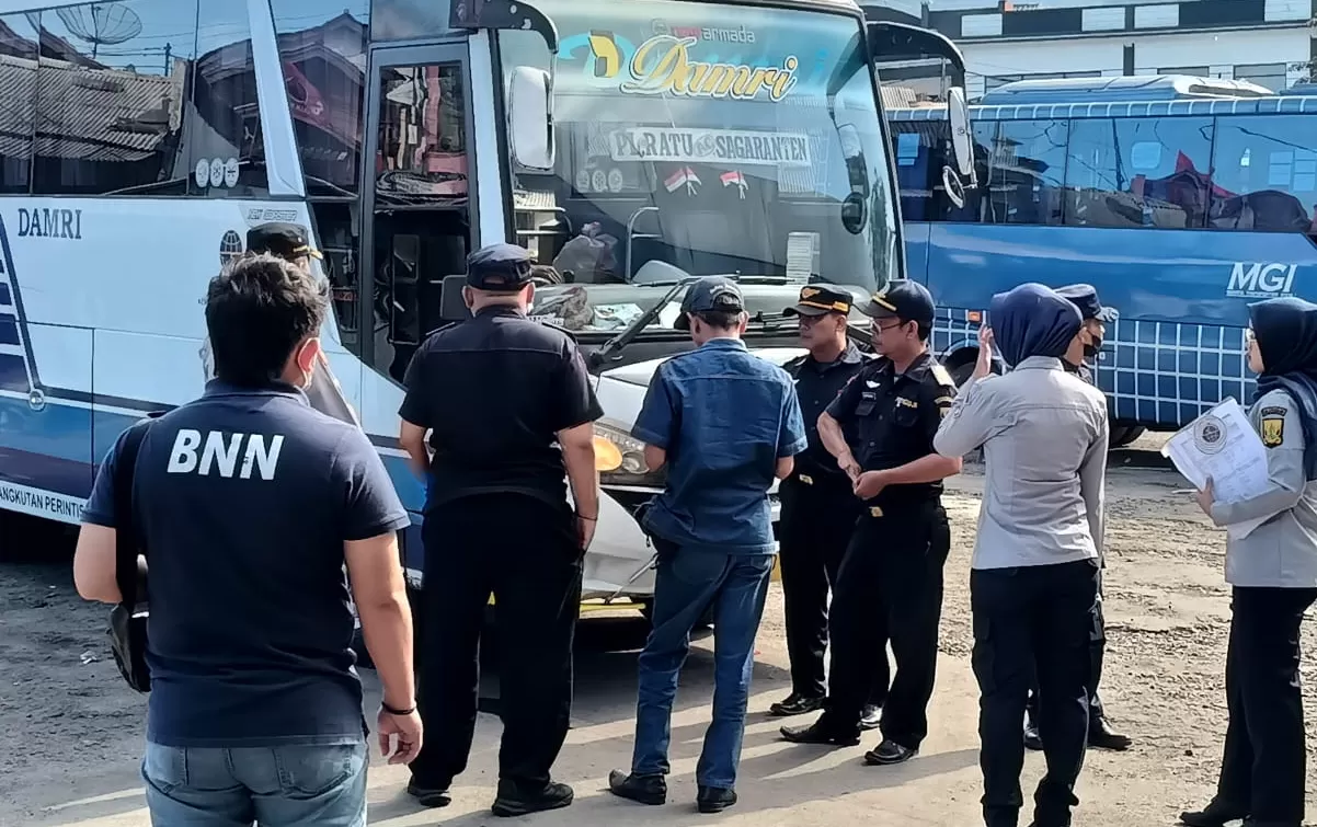 Test urine dan cek kelayakan Bus di wilayah operasional Sukabumi  (TatarMedia.ID - Rapik Utama)