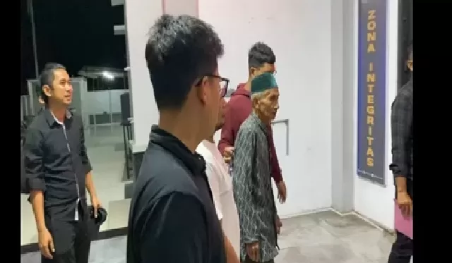 Kakek Kahpi dijemput oleh petugas Kejaksaan Negeri Banjar atas vonis satu tahun dari MA dalam kasus penyerobotan tanah. (Foto: M FADLAN ZAKIRI/RADAR BANJARMASIN )