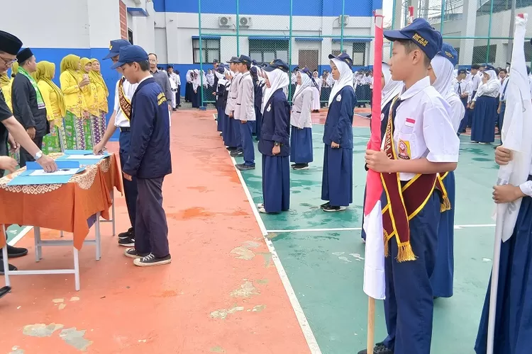 Prosesi pelantikan ketua Osis SMPN 30 Depok, di halaman sekolahnya, yang terletak di di Jalan Gelatik Raya, Kelurahan Depok Jaya, Kecamatan Pancoranmas, Kamis (20/2). (ANDIKA EKA/RADAR DEPOK)