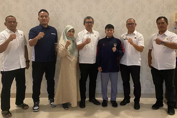 Karateka Naufal Putra Diandra bersama jajaran Dispora Kabupaten Bogor. (ISTIMEWA)