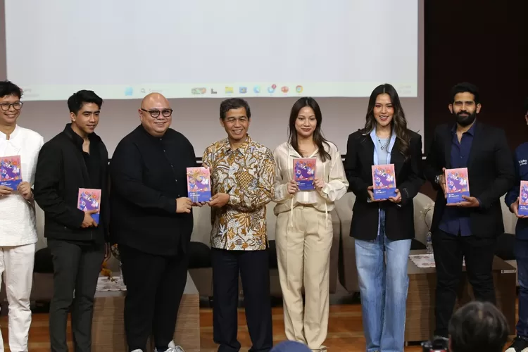 CEO Martha Tilaar Grup, Kilala Tilaar (empat dari kiri) saat menghadiri perhelatan  -Cosmetics Asia 2025 di Bangkok, Thailand.