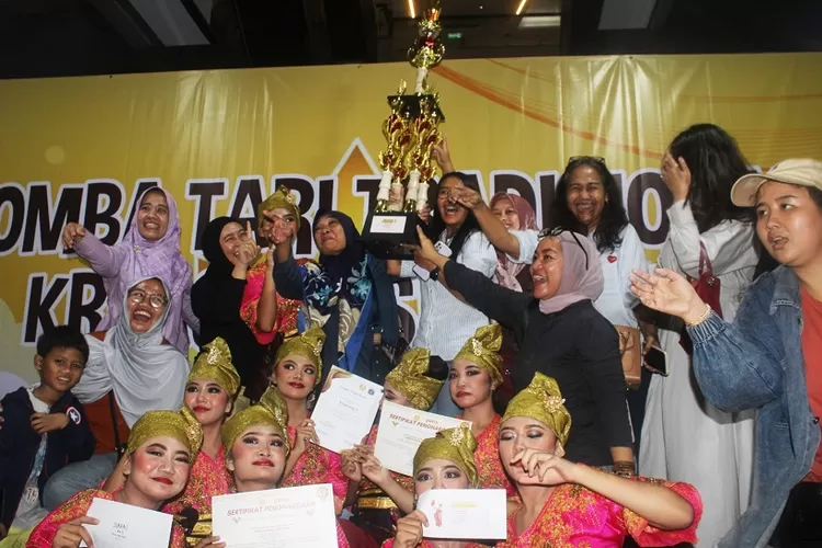 Sampradayika berhasil meraih juara umum pada lomba Tari Tradisional Kreasi Nusantara Se-Jabodetabek di Poins Mall, Lebak Bulus, Jakarta, pada Minggu (16/2). (ISTIMEWA)