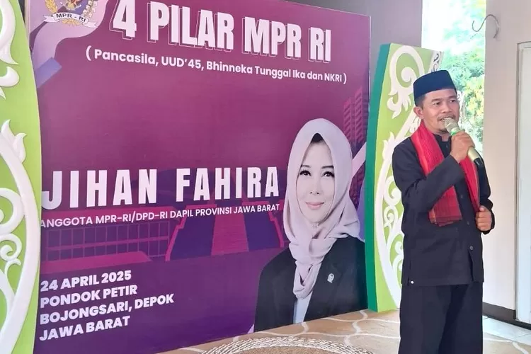 Lurah Pondok Petir Bahruddin, dalam sambutannya pada Sosialisasi 4 Pilar DPD/MPR RI, RT4/5 Kelurahan Pondok Petir, Kecamatan Bojongsari, Kamis (24/4). (RISKY DWI LESTARI/RADAR DEPOK)