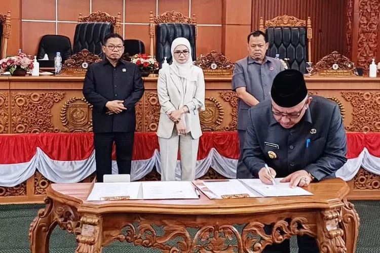 Walikota Depok Mohammad Idris menandatangani atas persetujuan Raperda Kota Depok, pada rapat Paripurna masa sidang kedua tahun sidang 2024 di ruang rapat paripurna, di gedung DPRD Kota Depok. (ANDIKA EKA/RADAR DEPOK)