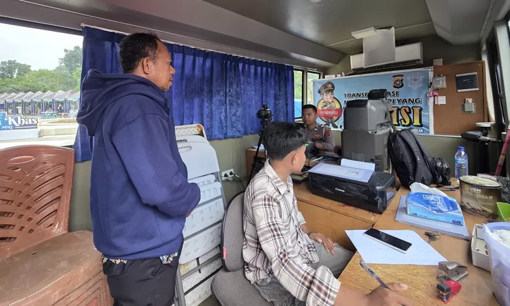 Pelayanan Prima di Stand Polda Sultra, Ditlantas Berikan Konsultasi dan Perpanjangan SIM