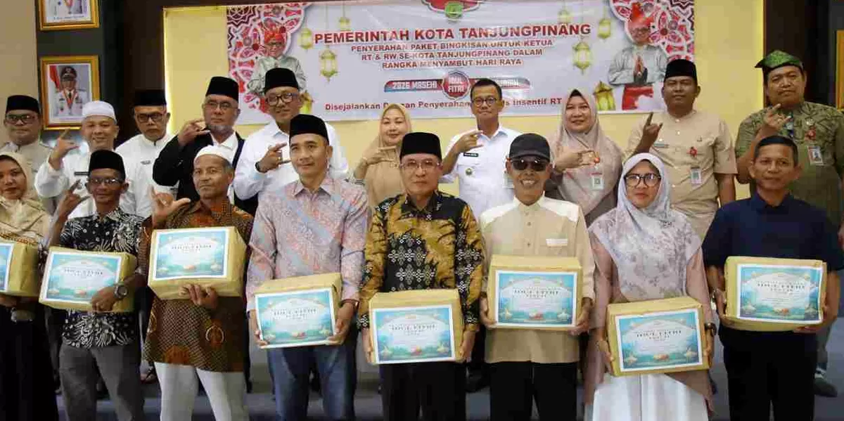 Walikota Tanjungpinang Lis Darmansyah dan Wakil Walikota Raja Ariza, foto bersama RT/RW yang menerima Insentif Hari Raya Idul Fitri. (Foto: Diskominfo Tanjungpinang)