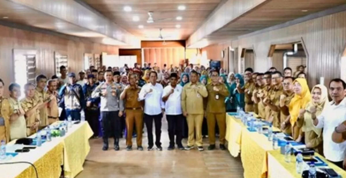 Walikota Batam Amsakar Achmad foto bersama saat menghadiri Musrenbang tingkat Kecamatan Bulang. (Foto: Diskominfo Batam)