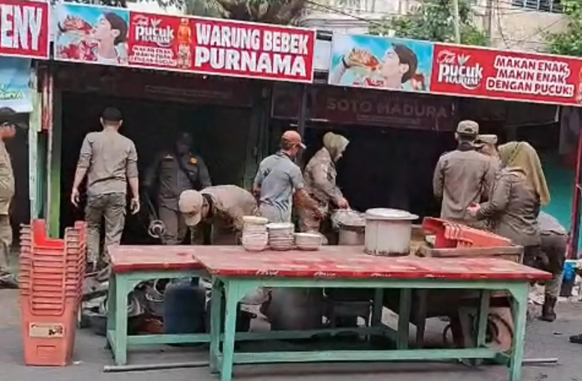 Penertiban 35 bangunan pedagang kaki lima (PKL) di Jalan Embong Blimbing, Kelurahan Embong Kaliasin, Kecamatan Genteng, Kamis (29/10/2026),