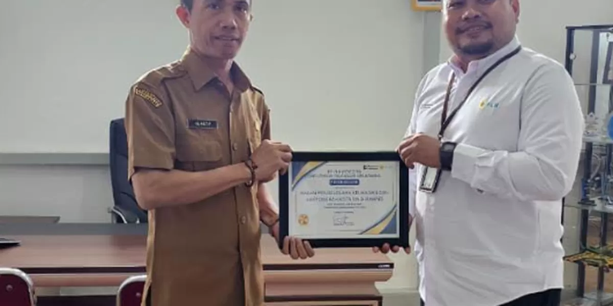 Kepala BPKAD Pemkot Singkawang, Alhatip, S.E., M.E., menerima Piagam Penghargaan Tertib Pembayaran Rekening Listrik Tahun 2025 dari Manager Unit Layanan Pelanggan (MULP) Singkawang Kota, Zulham Arifin. Penghargaan ini menjadi simbol sinergi dan komitmen bersama dalam mendukung layanan kelistrikan