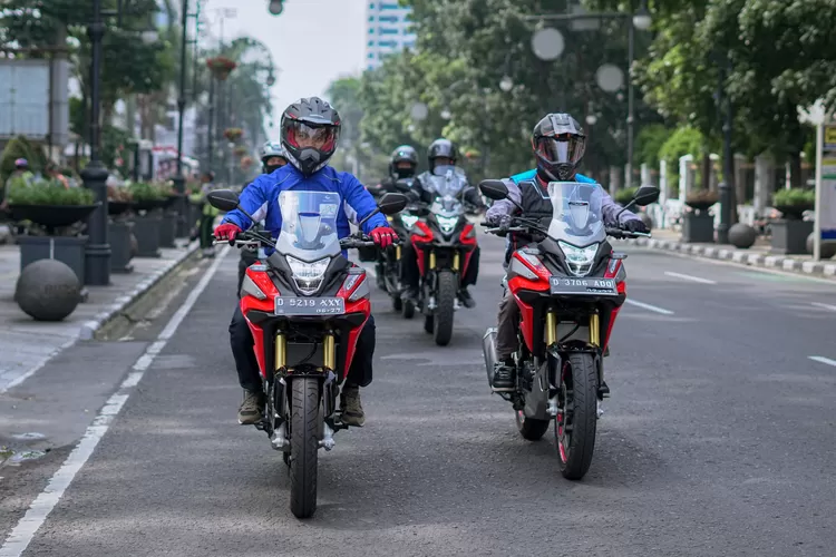 Ilustrasi merencanakan turing dengan sepeda motor. 