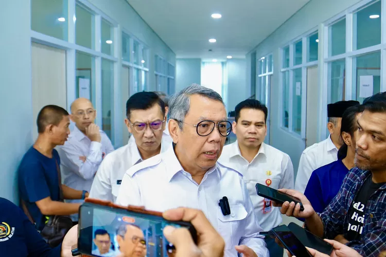 Wali Kota Tangerang Selatan (Tangsel) Benyamin Davnie memberikan keterangan kepada rekan-rekan media - Foto: Istimewa