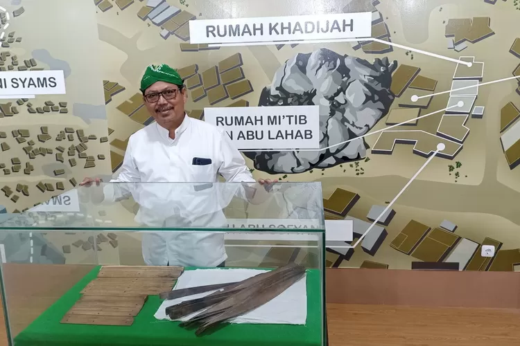 KOLEKSI BERSEJARAH: Anasom di antara koleksi manuskrip kuno di Walisongo Center di UIN Walisongo, Kota Semarang. (Hilmi Setiawan/Jawa Pos)