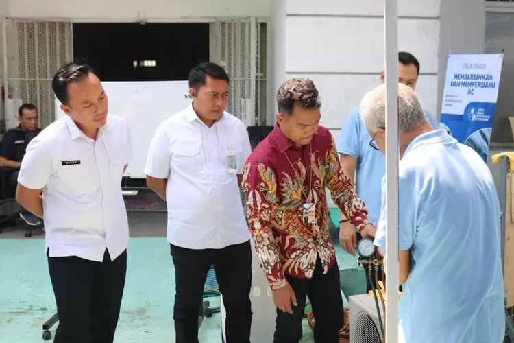 Kepala Lapas Cibinong, Wisnu Hani Putranto (kiri) ditemani Kasi Binadik, Numan Fauzi, memantau langsung pelatihan membersihkan AC bagio warga binaan, Selasa (26/8).  (Lapas Cibinong)