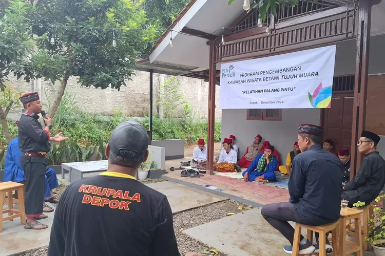 RW14 bersama Krupala dalam kegiatan pelatihan palang pintu program CSR PLN Peduli Pengembangan Kawasan Wisata Betawi Tujuh Muara, Kelurahan/Kecamatan Bojongsari, Depok. (RISKY DWI LESTARI/RADAR DEPOK)