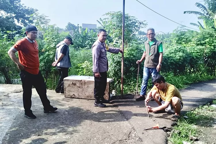 Meninjau : Sekretaris Serua Komarudin, turun langsung dalam pembuatan drainase RT2/2, Kelurahan Serua, Kecamatan Bojongsari, Jumat (16/5). (RISKY DWI LESTARI/RADAR DEPOK)