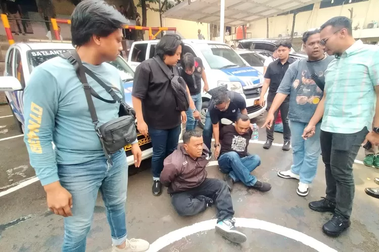 Polrestro Depok mengamankan diduga preman, di Polres Metro Depok, Kamis (15/5). (RISKY DWI LESTARI/RADARDEPOK)