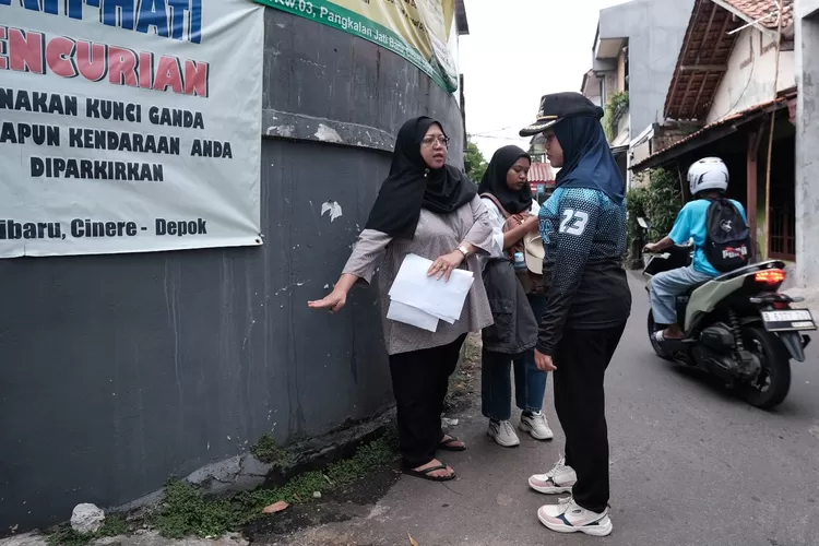 PANTAU: Lurah Pangkalanjati Baru Ayu Dwi Pratiwi bersama Kasi Ekbang Pangkalanjati Baru Ade Endah Susanti sedang mengukur pembangunan drainase yang akan dibangun, belum lama ini. (RADAR DEPOK)