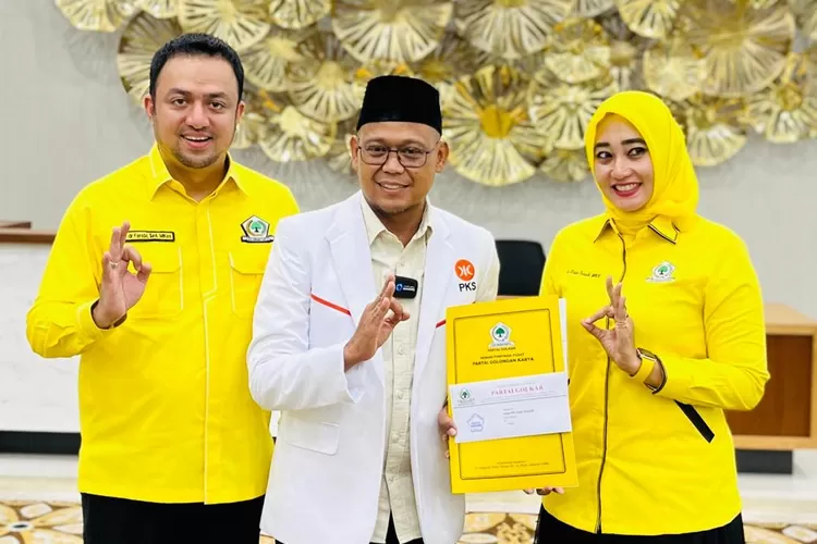 Calon Walikota Depok Imam Budi Hartono (tengah) dengan Calon Wakil Walikota Ririn Farabi Arafiq (kanan), didampingi Ketua DPD Partai Golkar Depok Farabi A Arafiq (kiri), saat mendapatkan SK pasangan dari DPP Golkar maju di Pilkada Depok. (ISTIMEWA)