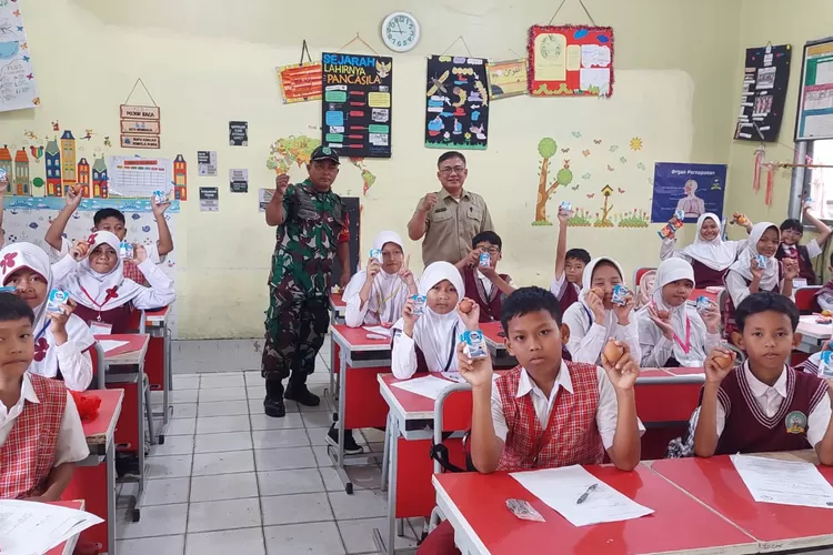 Pelaksanaan pembagian program MBG di SDN Cilangkap 3, yang terketak di Jalan Banjaran Pucung, Kelurahan Cilangkap, Kecamatan Tapos, Depok. (ANDIKA EKA/RADAR DEPOK)