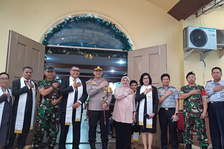 Forkopimda Depok saat melaksanakan kegiatan pengecekan keamanan di salah satu Gereja di Kota Depok, pada Selasa (24/12). (ANDIKA EKA/RADAR DEPOK)