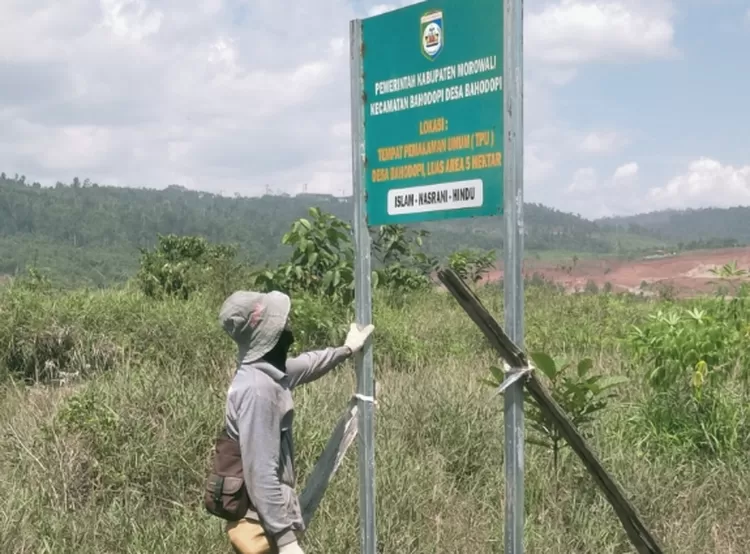Lahan warga transmigrasi dipasangi papa informasi TPU oleh Pemdes Bahodopi