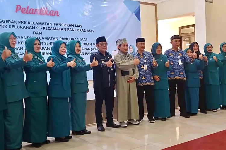 RESMI DILANTIK : Pelantikan TP PKK dan TP Posyandu 6 Kelurahan Se-Kecamatan Pancoranmas yang berlangsung di Gedung Balai Rakyat Jalan Bangau Kelurahan Depok Jaya, Kecamatan Pancoranmas, Kota Depok, Rabu (1/9). (RISKY DWI LESTARI/RADARDEPOK)