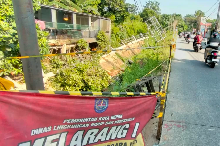 Jumat (29/8) malam, turap di Jalan Raya Krukut, Kelurahan Krukut, Limo, Depok ambrol akibat hujan deras dan angin kencang. (FAHMI/RADAR DEPOK)
