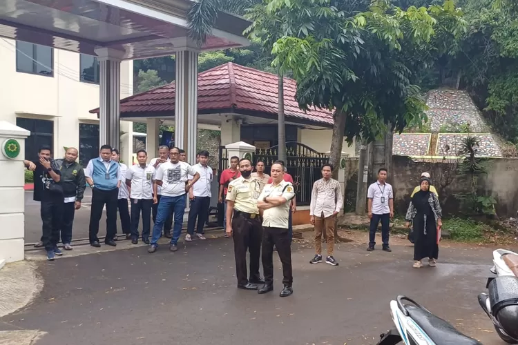 Suasana usai sidang putusan 2 bocah yang menghabiskan nyawa temanya, di wilayah Sukmajaya. (ANDIKA EKA/RADAR DEPOK)