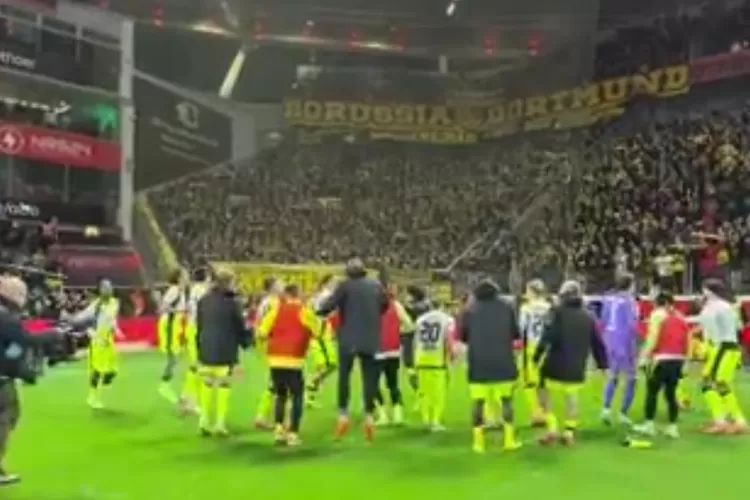 Para pemain Borussia Dortmund bertepuk tangan kepada para penggemar setelah pertandingan Bundesliga melawan Bayer Leverkusen (Tangkapan layar X)