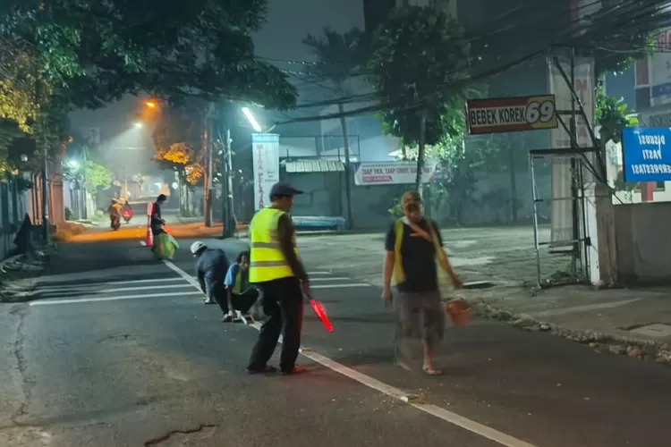 Warga RT41/6 Kelurahan Gandul, Cinere, Depok memasang 20 paku marka jalan solar LED, di Jalan Bukit Cinere Raya, Kamis (18/9). (RADAR DEPOK)