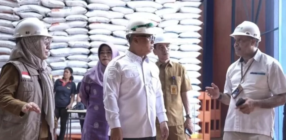 Wagub Kepri Nyanyang Haris Pratamura menjelang hari raya lebaran lalu sempat meninjau stok beras di gudang Bulog Batam.