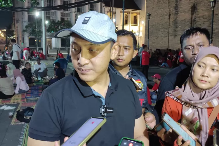 SAPA MASYARAKAT : Bakal Calon Wali Kota Semarang, Arnaz Agung Adrarasmara menyapa masyarakat di kawasan wisata Kota Lama Semarang, Kamis 6 Juni 2024 malam.