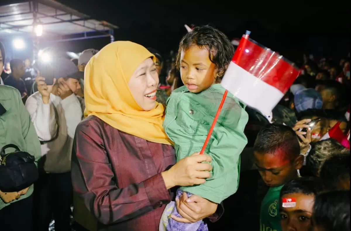 Caption foto:Gubernur Jawa Timur Khofifah Indar Parawansa berbincang dan memberikan motivasi kepada anak-anak terdampak gempa bumi NTT saat mengunjungi SD Inpres Robo, Desa Ranaka, Kecamatan Wae Ri'i,
