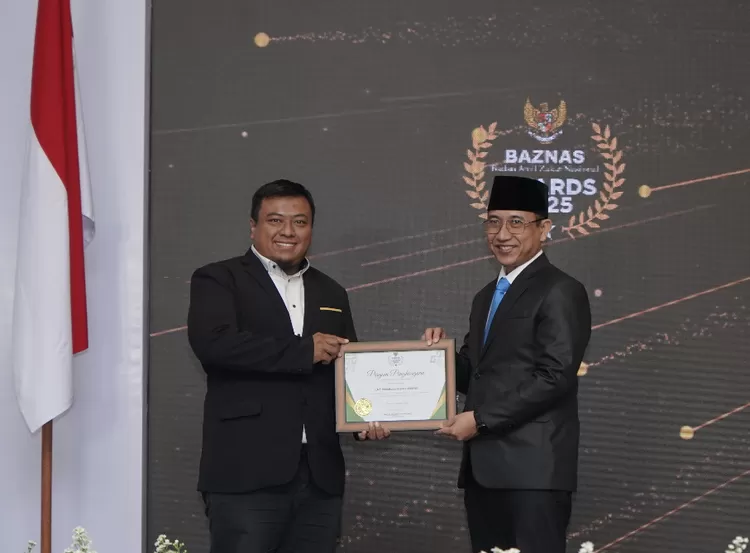 Direktur Penghimpunan LAZ PERSIS, Saefullah, yang menerima penghargaan dari BAZNAS 2025