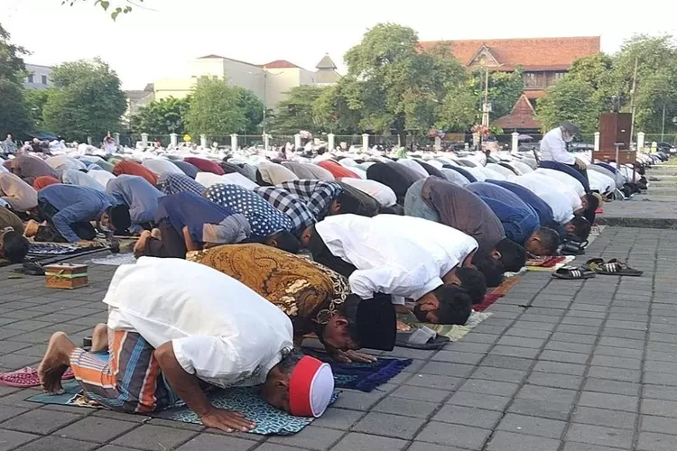 Daftar lengkap lokasi sholat Idul Adha 1445 H di Banyuwangi. Temukan titik terdekat dan jadwal imam serta khatibnya. (Net / GoraJuara.com)