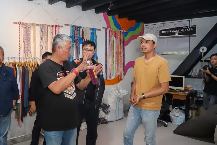 Penjabat Wali Kota Bandung, Bambang Tirtoyuliono saat memonitor kawasan sentra rajut Binong Jati, Minggu 12 Mei 2024.