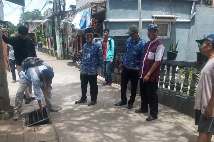 Lurah Pancoranmas Moh Soleh, dan Kasie Ekbang Agus Setianto (Berseragam Korpri) meninjau langsung penyelesaian pengerjaan drainase RT1/19, Kelurahan Pancoranmas, Kecamatan Pancoranmas yang telah selesai, Senin (10/11). (RISKY DWI LESTARI/RADAR DEPOK)