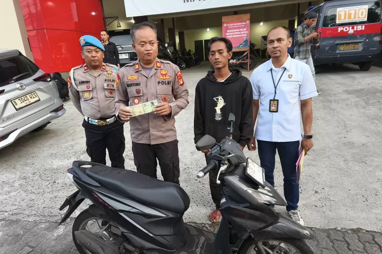Kapolsek Pancoranmas, AKP Hartono menyerahkan motor korban pencurian kepada pemiliknya, Alwi Darmaji, di Polsek Pancoranmas, Selasa (27/5).  (RISKY DWI LESTARI/RADAR DEPOK)