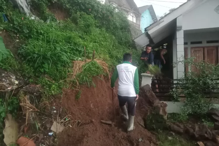 Intensitas Hujan Tinggi, Banjir dan Longsor Kepung Wilayah Kaki Gunung Salak. (Foto/Istimewa.)
