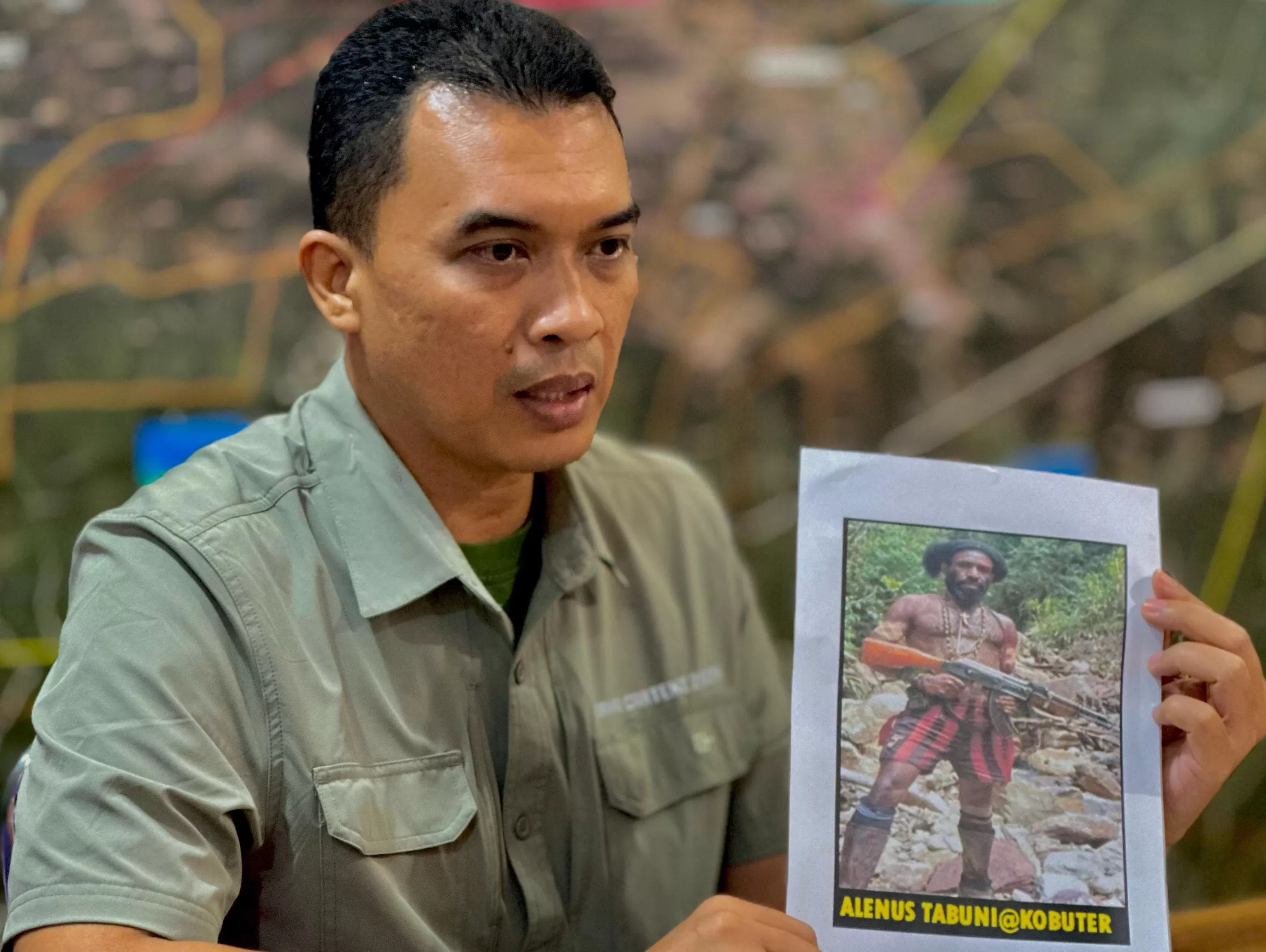 Kepala Satgas Humas Operasi Damai Cartenz 2024, AKBP Bayu Suseno, merilis penangkapan anggota Kelompok Kriminal Bersenjata (KKB) bernama Alenus Tabuni alias Kobuter, pada Selasa (20/2/2024) lalu. (Satgas Damai Cartenz)