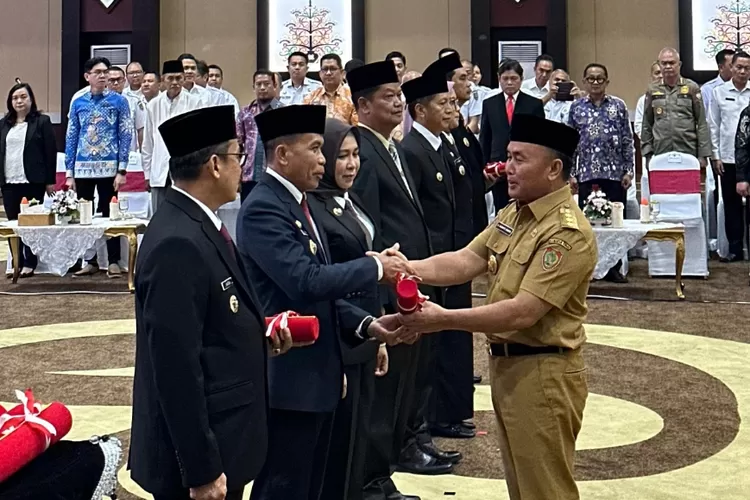 Gubernur Kalimantan Tengah (Kalteng) Sugianto Sabran menyerahkan Surat Keputusan (SK) Perpanjangan masa jabatan sebagai Pj Bupati Murung Raya (Mura), di Aula Jayang Tingang, Kantor Gubernur Kalimantan Tengah (Kalteng), Rabu (25)9/2024). (foto : Kalteng Lima)