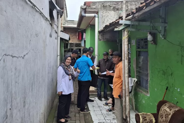 Survei RTLH oleh Kasi Ekbang Sawangan Lisnamawati (kanan) di dampingi Ketua RT4/1 Kelurahan Sawangan dan Disrumkim Kota Depok, Kamis (23/1). (RISKY DWI LESTARI/RADAR DEPOK)