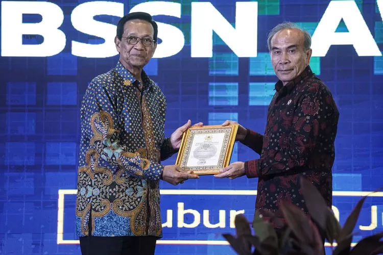 Gubernur DIY, Sri Sultan Hamengku Buwono X saat mendapat penghargaan dari BSSN (Foto: SMOL.id/dok)