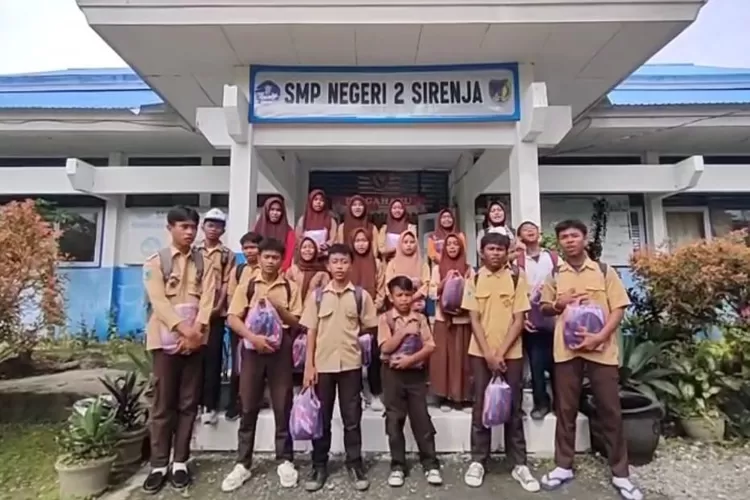 Siswa SMP di Donggala saat menerima program bantuan seragam gratis dari Pemda Donggala. (Foto: Humas Donggala).