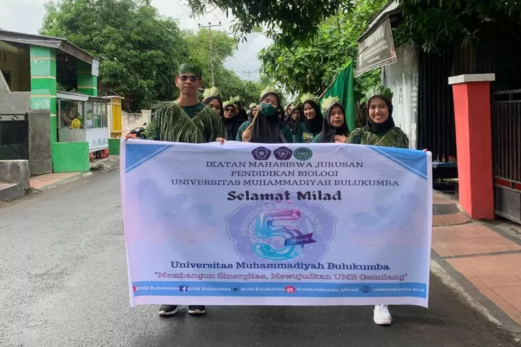 Peserta jalan santai dalam rangka Milad UM Bulukumba ke-5.