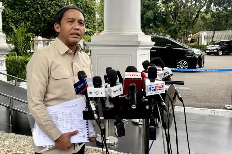 Menteri Kehutanan Raja Juli Antoni menyampaikan poin-poin pertemuannya dengan Presiden Prabowo Subianto saat jumpa pers di Kompleks Istana Kepresidenan, Jakarta, Senin (3/2/2025). ANTARA/Genta Tenri Mawangi.