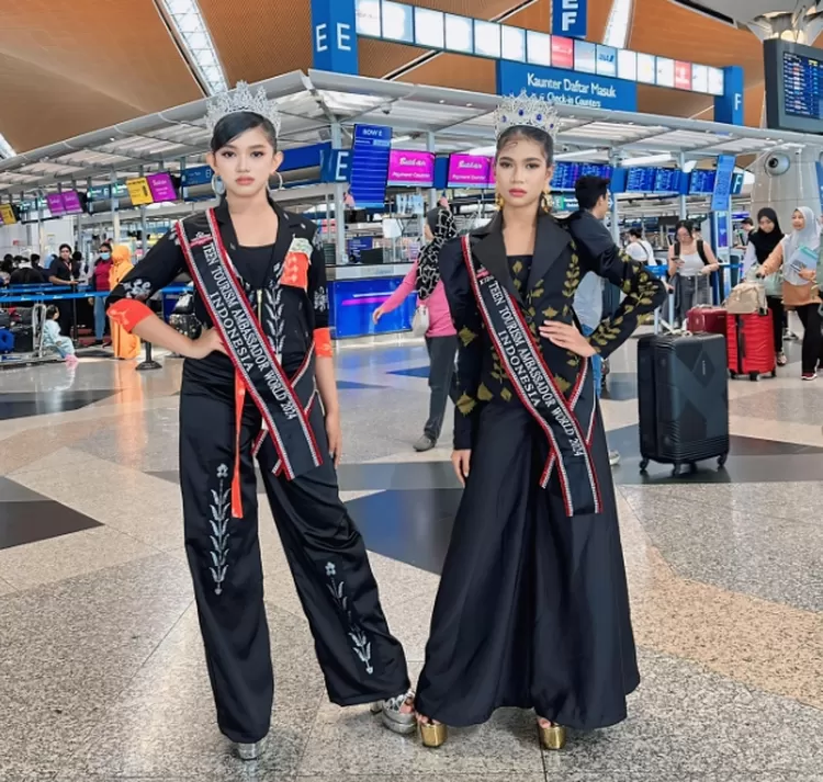 Uci Zatilla Furqani (kiri) dan Anata Ndey Nuruljannah saat berada di Bandara Internasional Soekarno Hatta, sebelum menuju Nepal. (Foto: Ist).