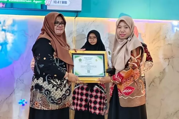 MINU KH Mukmin berhasil meraih tiga penghargaan bergengsi di ajang GTK Berprestasi. 