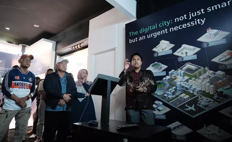 Walikota Depok Mohammad Idris (Dua dari kiri), Wakil Walikota Depok Imam Budi Hartono bersama Ketua TP PKK Kota Depok Elly Farida sedang  berada dalam acara APEKSI di Balikpapan.